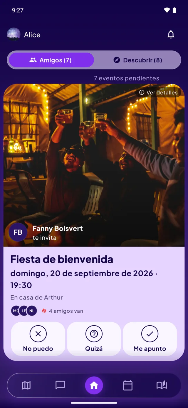 La pantalla de inicio de AmidAmi: una invitación a una fiesta de bienvenida, con las tres respuestas — no puedo, quizá, me apunto.